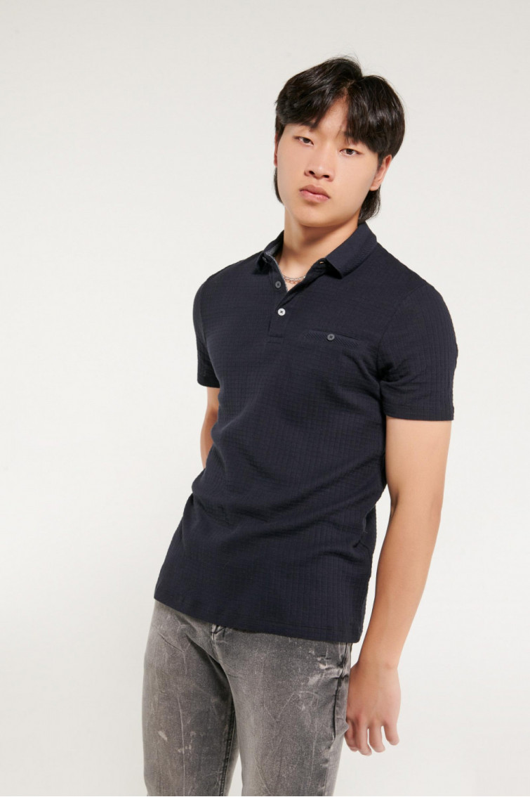 Polo unicolor, cuello camisero.