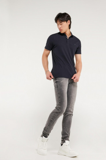 Polo unicolor, cuello camisero.