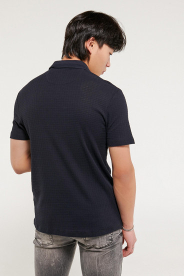 Polo unicolor, cuello camisero.