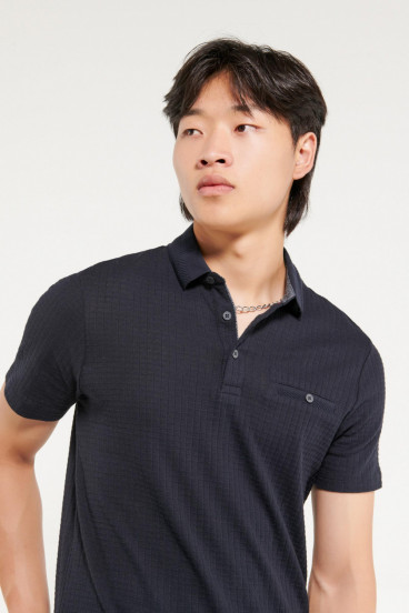 Polo unicolor, cuello camisero.