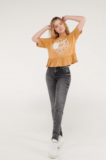 Camiseta chic hombro rodado con estampado