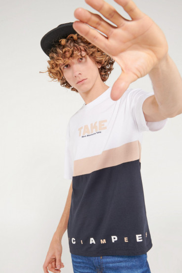 Camiseta manga corta estampado en frente y ruedo.