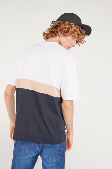 Camiseta manga corta estampado en frente y ruedo.