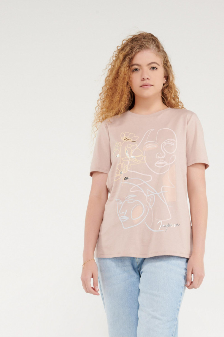 Camiseta manga corta con estampado en frente.