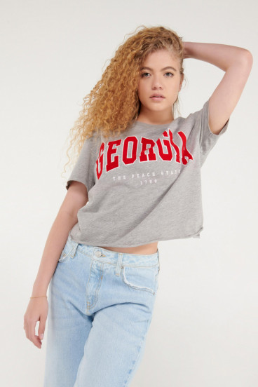 Camiseta manga corta con estampado en frente.