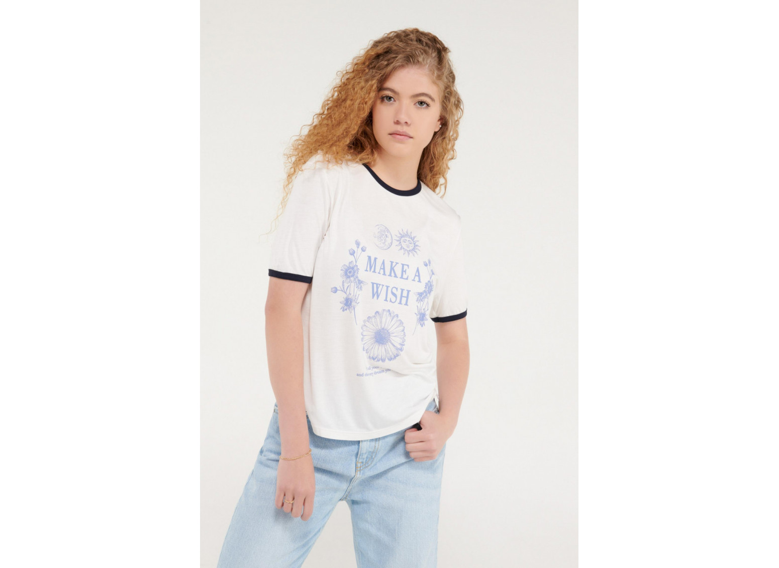Camiseta con estampado puños en contraste