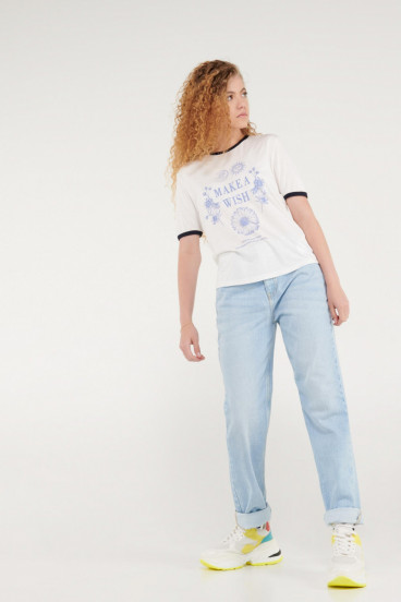 Camiseta con estampado puños en contraste