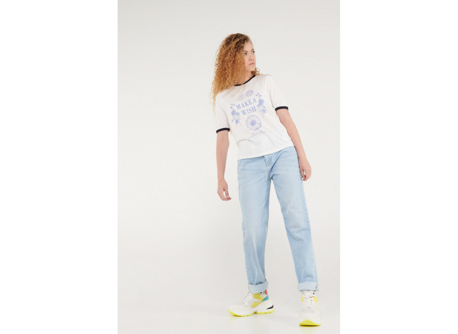 Camiseta con estampado puños en contraste