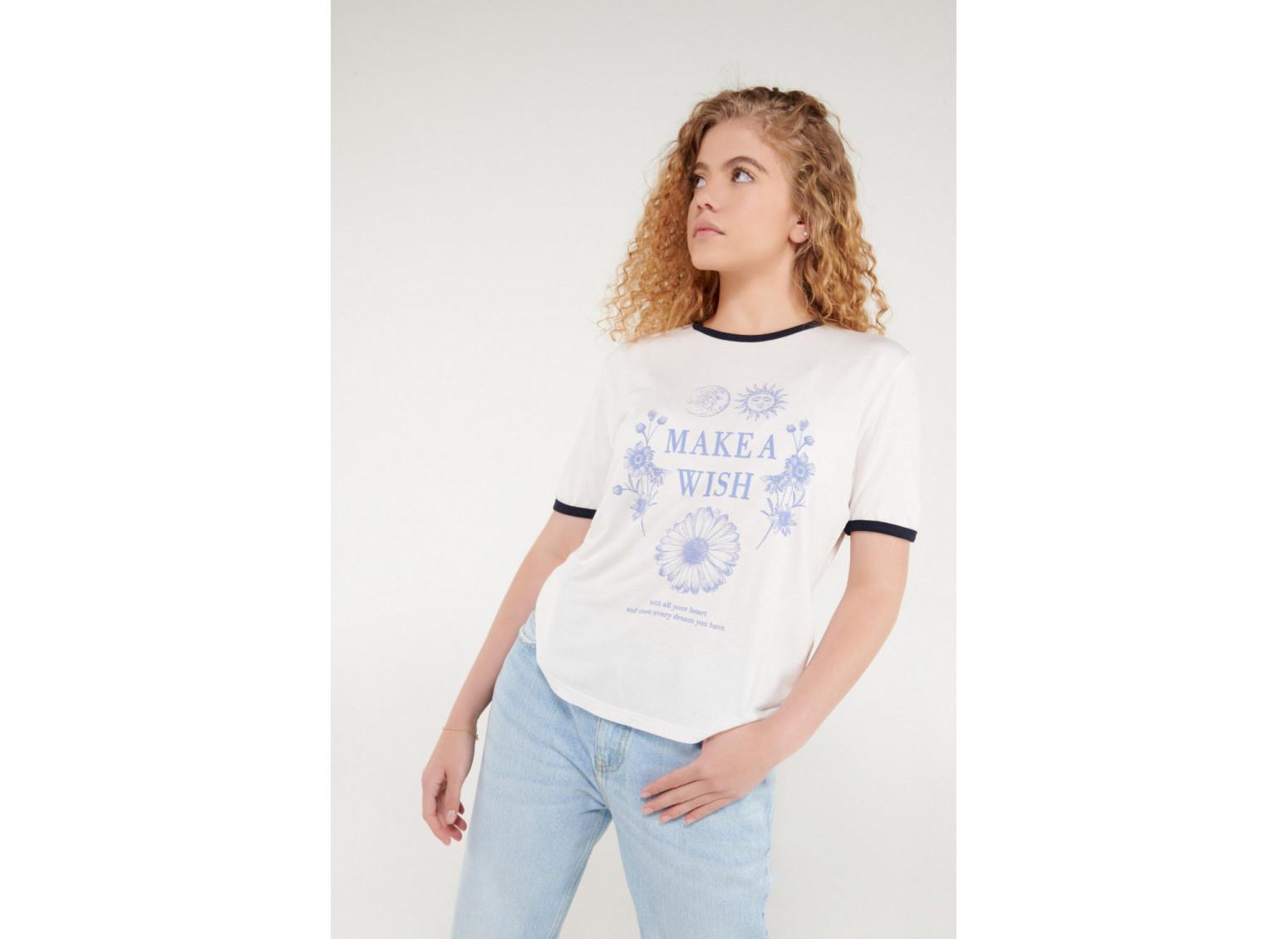 Camiseta con estampado puños en contraste