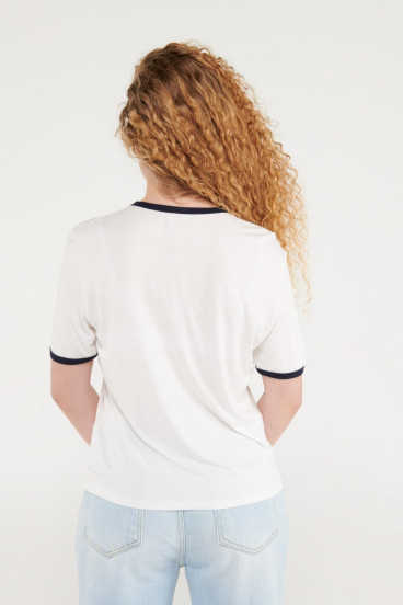 Camiseta con estampado puños en contraste