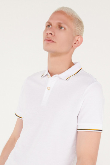 Camiseta polo básica gris, con cuello y puños tejidos