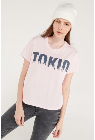 Camiseta manga corta con estampado en frente.