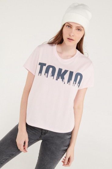 Camiseta manga corta con estampado en frente.