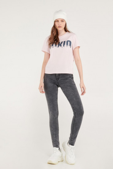 Camiseta manga corta con estampado en frente.