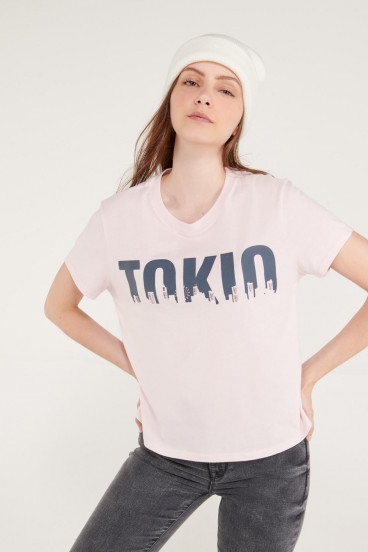 Camiseta manga corta con estampado en frente.