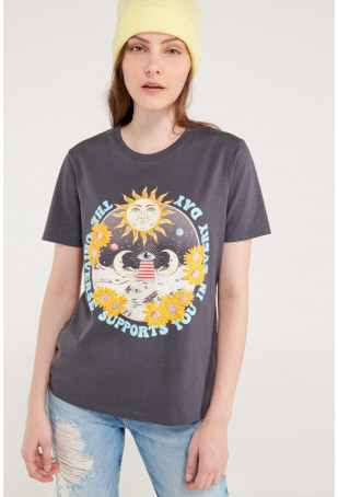 Camiseta manga corta con estampado en frente.