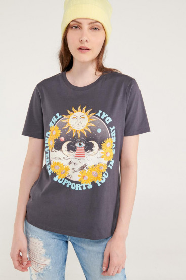 Camiseta manga corta con estampado en frente.