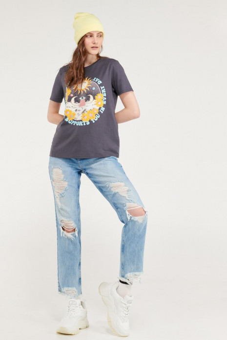 Camiseta manga corta con estampado en frente.