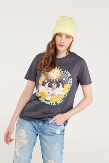 Camiseta manga corta con estampado en frente.