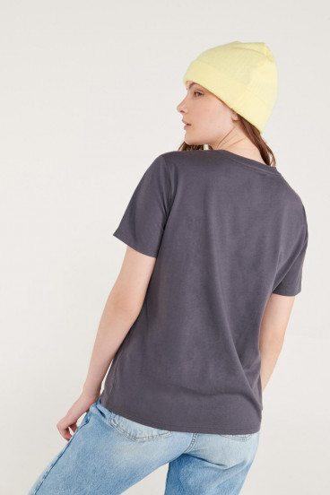 Camiseta manga corta con estampado en frente.