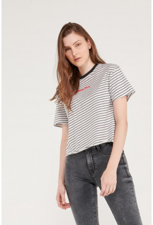 Camiseta manga corta con estampado en frente.