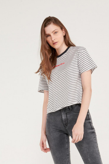 Camiseta manga corta con estampado en frente.