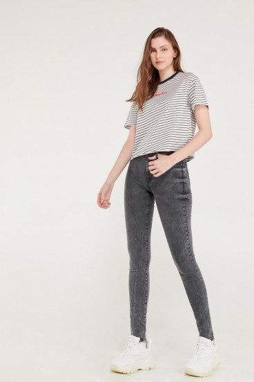 Camiseta manga corta con estampado en frente.