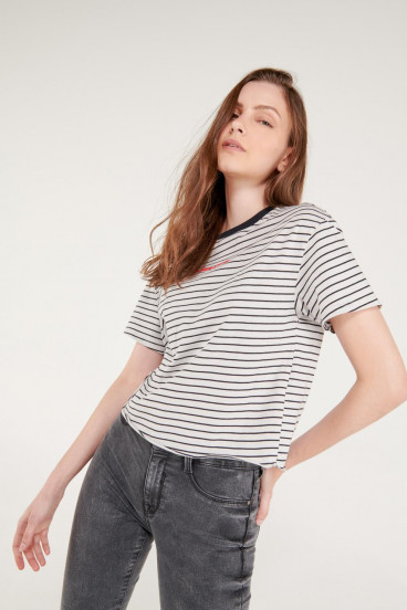 Camiseta manga corta con estampado en frente.