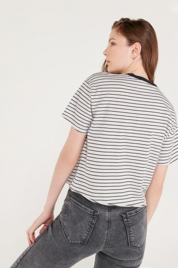 Camiseta manga corta con estampado en frente.