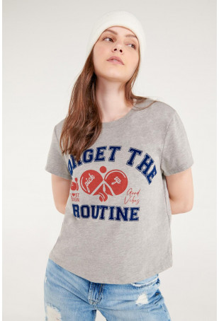 Camiseta manga corta con estampado en frente.