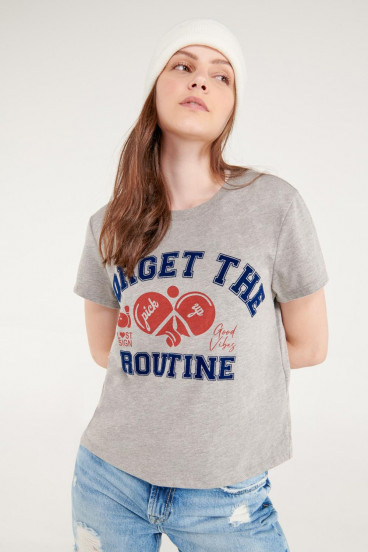 Camiseta manga corta con estampado en frente.