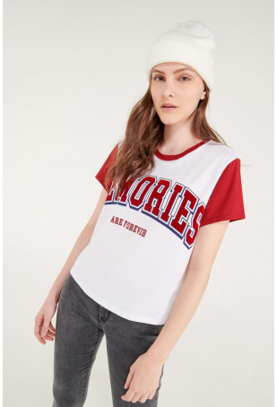 Camiseta manga corta con estampado.