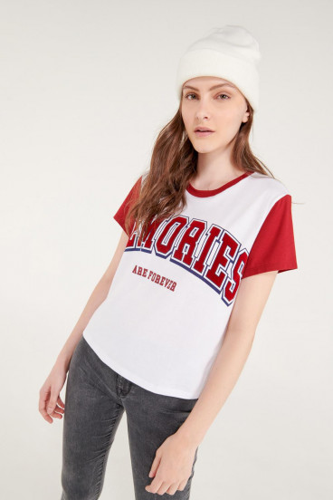 Camiseta manga corta con estampado.