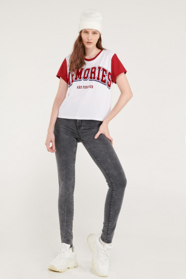 Camiseta manga corta con estampado.