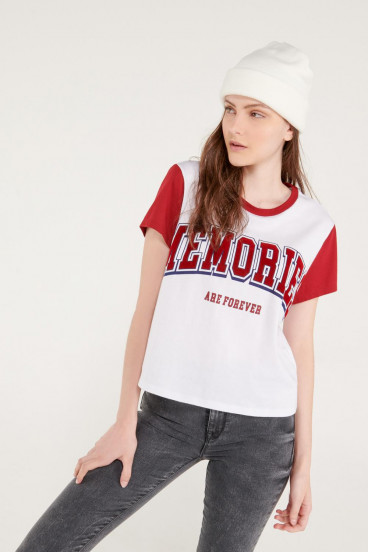 Camiseta manga corta con estampado.