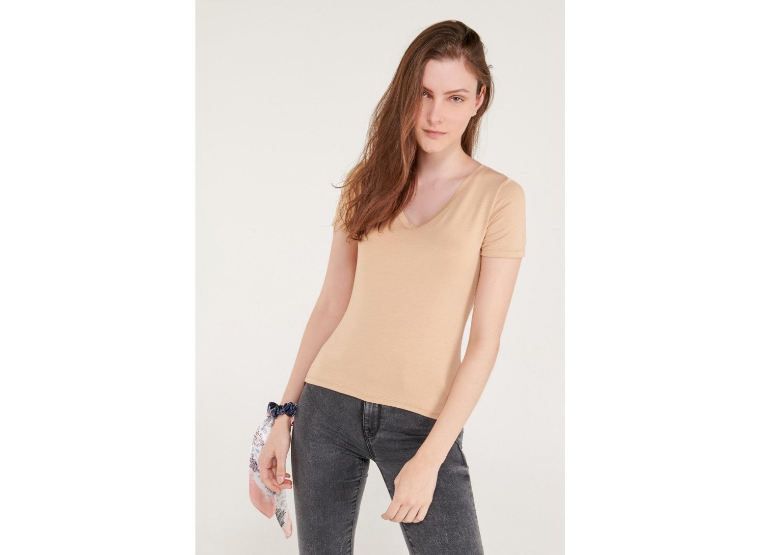 Camiseta básica, manga corta con cuello en V