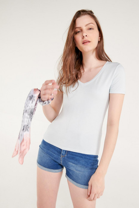 Camiseta básica, manga corta con cuello en V