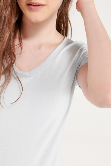 camiseta-basica-manga-corta-con-cuello-en-v