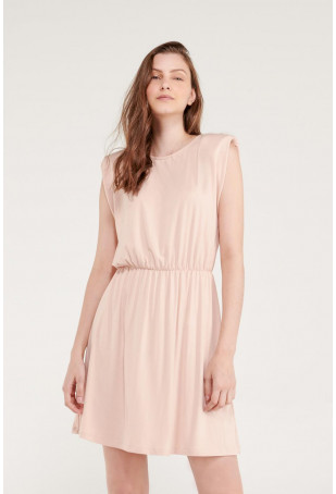 Vestido corto con recogido en cintura.