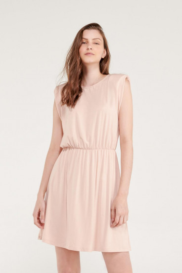 Vestido corto con recogido en cintura.
