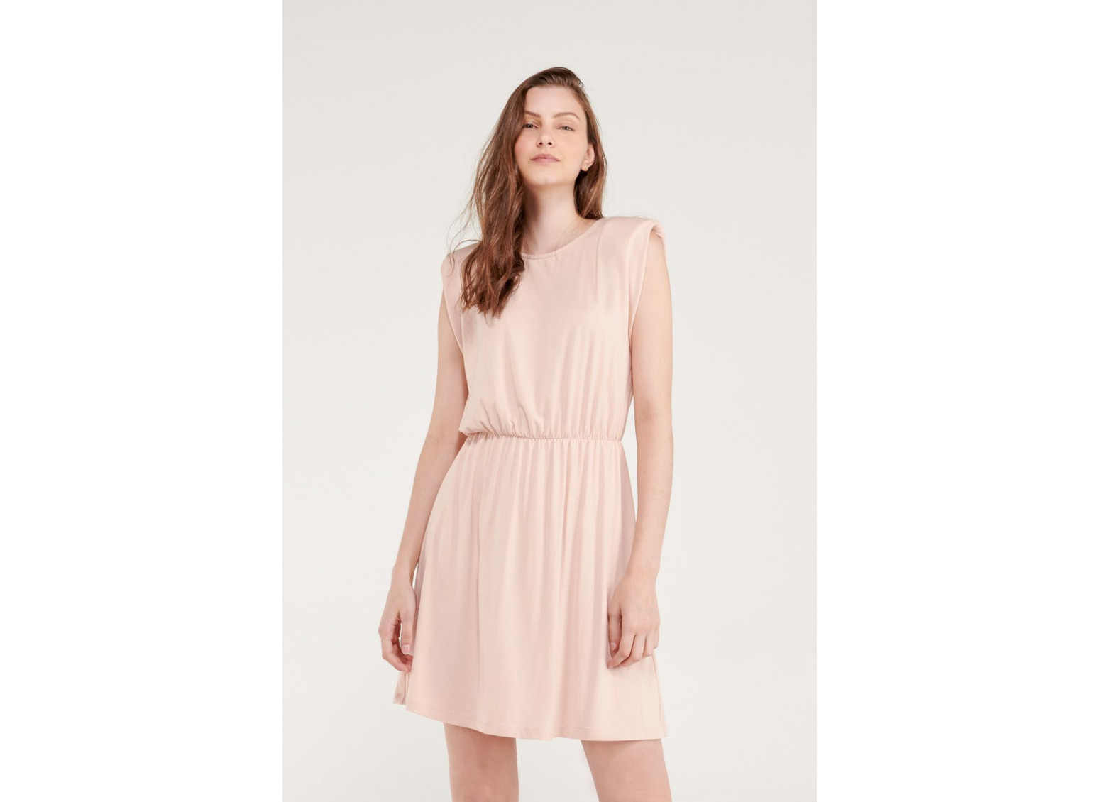 Vestido corto con recogido en cintura.