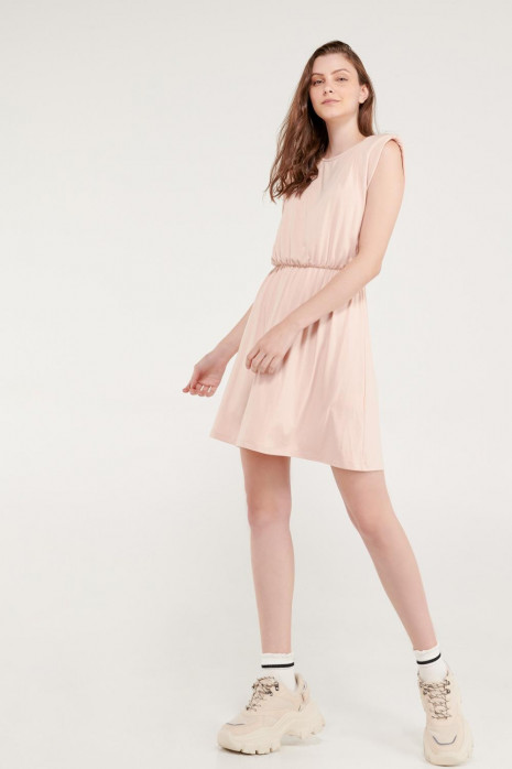 Vestido corto con recogido en cintura.