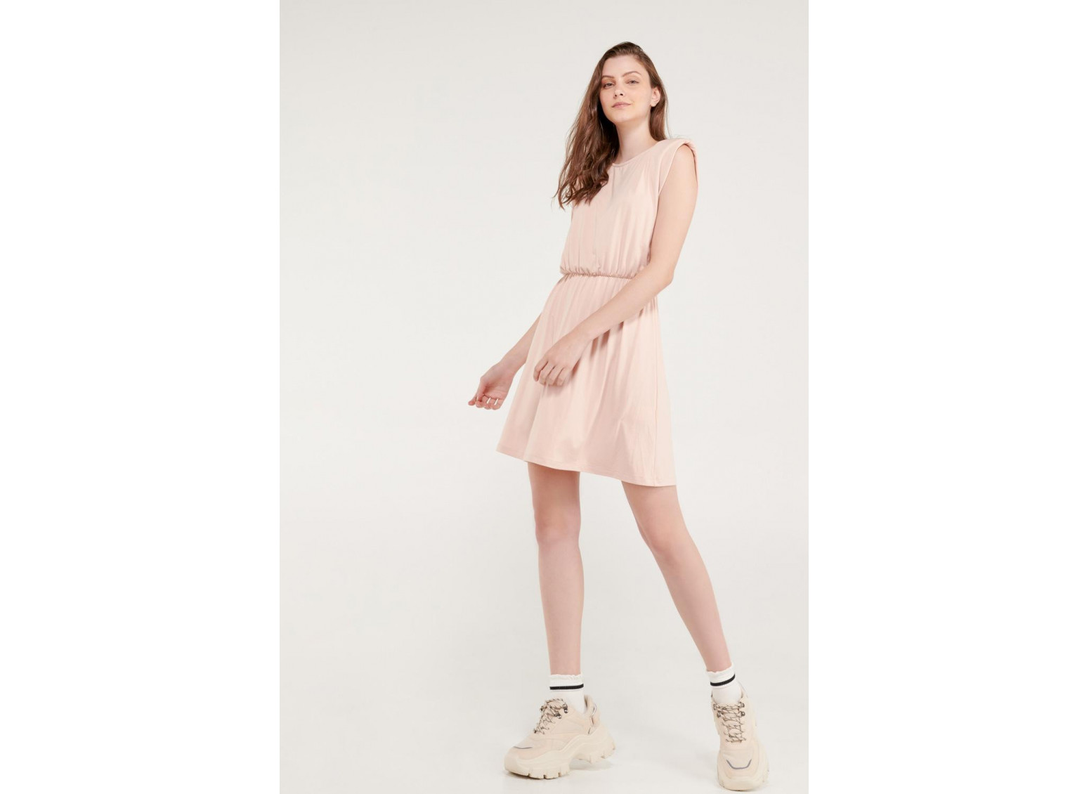 Vestido corto con recogido en cintura.