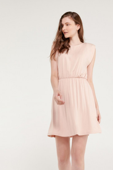 Vestido corto con recogido en cintura.