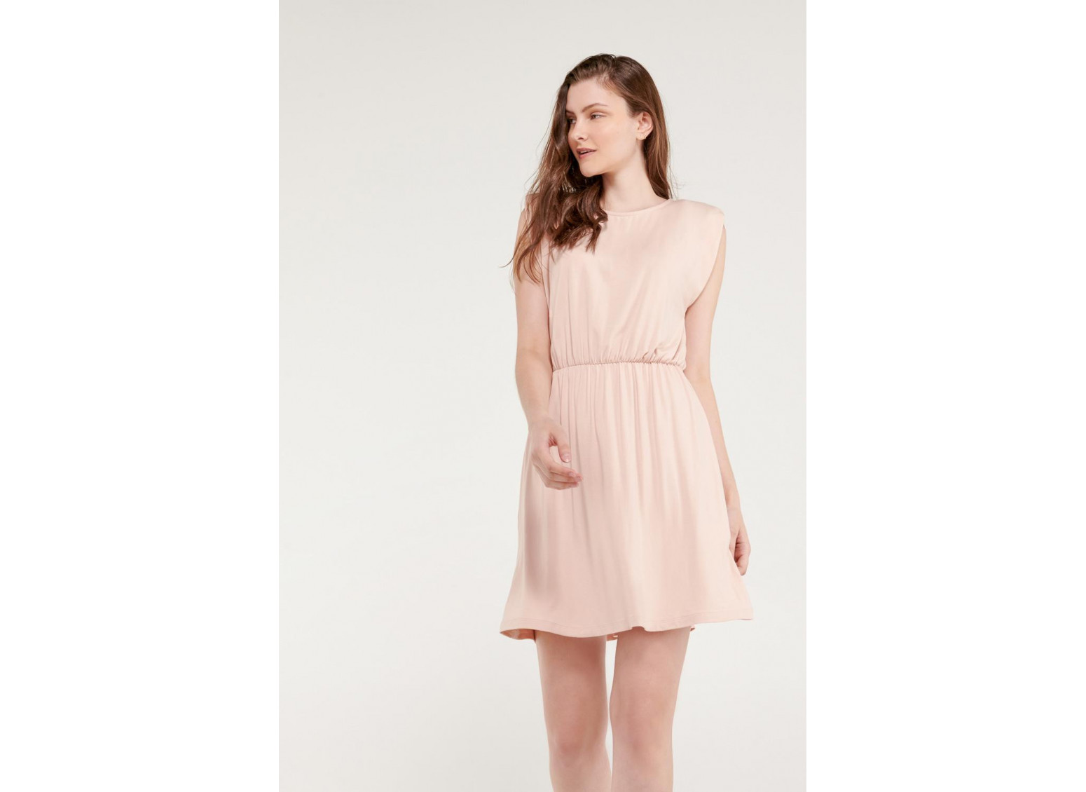 Vestido corto con recogido en cintura.