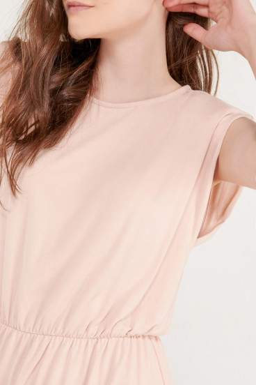 Vestido corto con recogido en cintura.