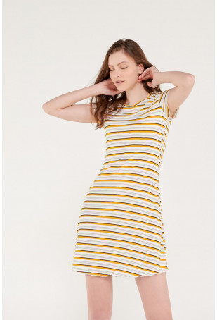 Vestido corto unicolor, manga corta.