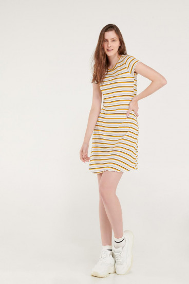 Vestido corto unicolor, manga corta.