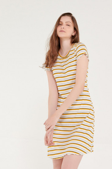 Vestido corto unicolor, manga corta.