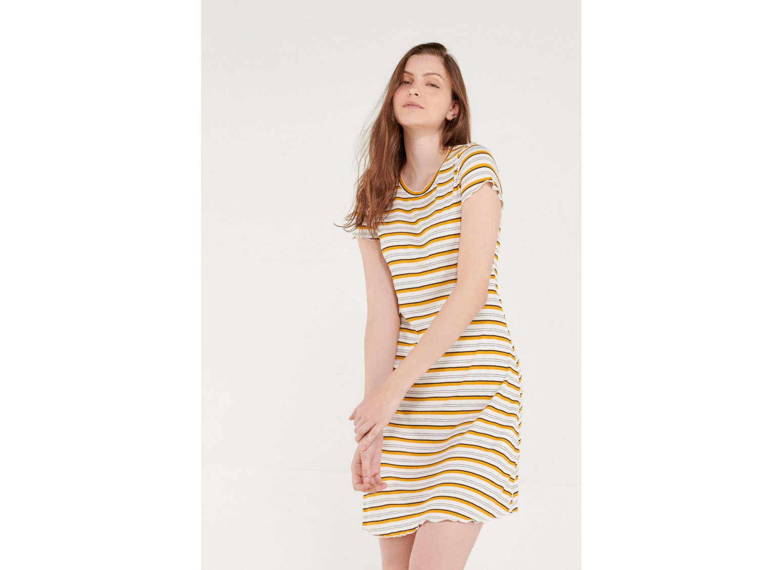 Vestido corto unicolor, manga corta.